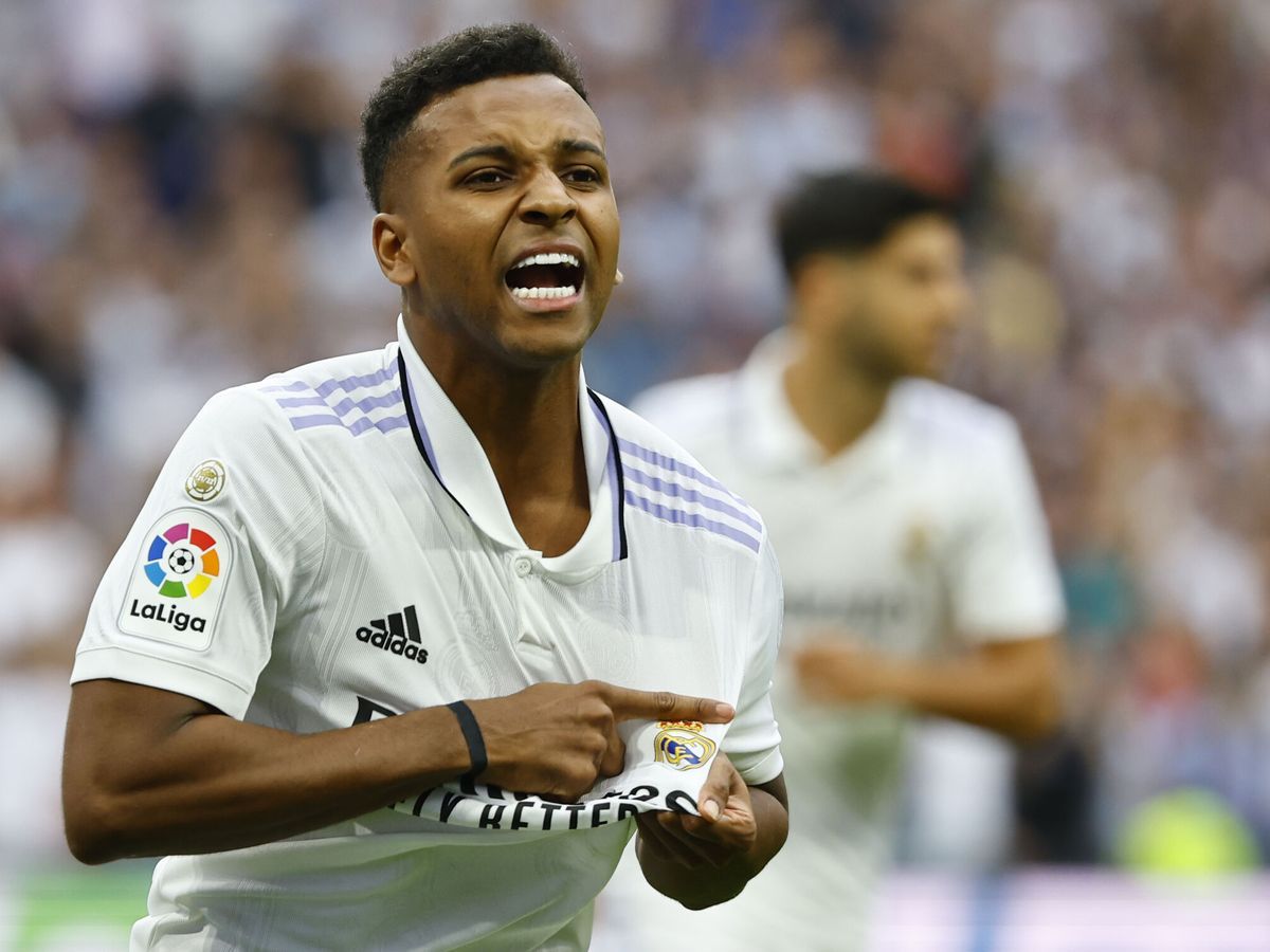 Rodrygo Goes se señala el escudo madridista