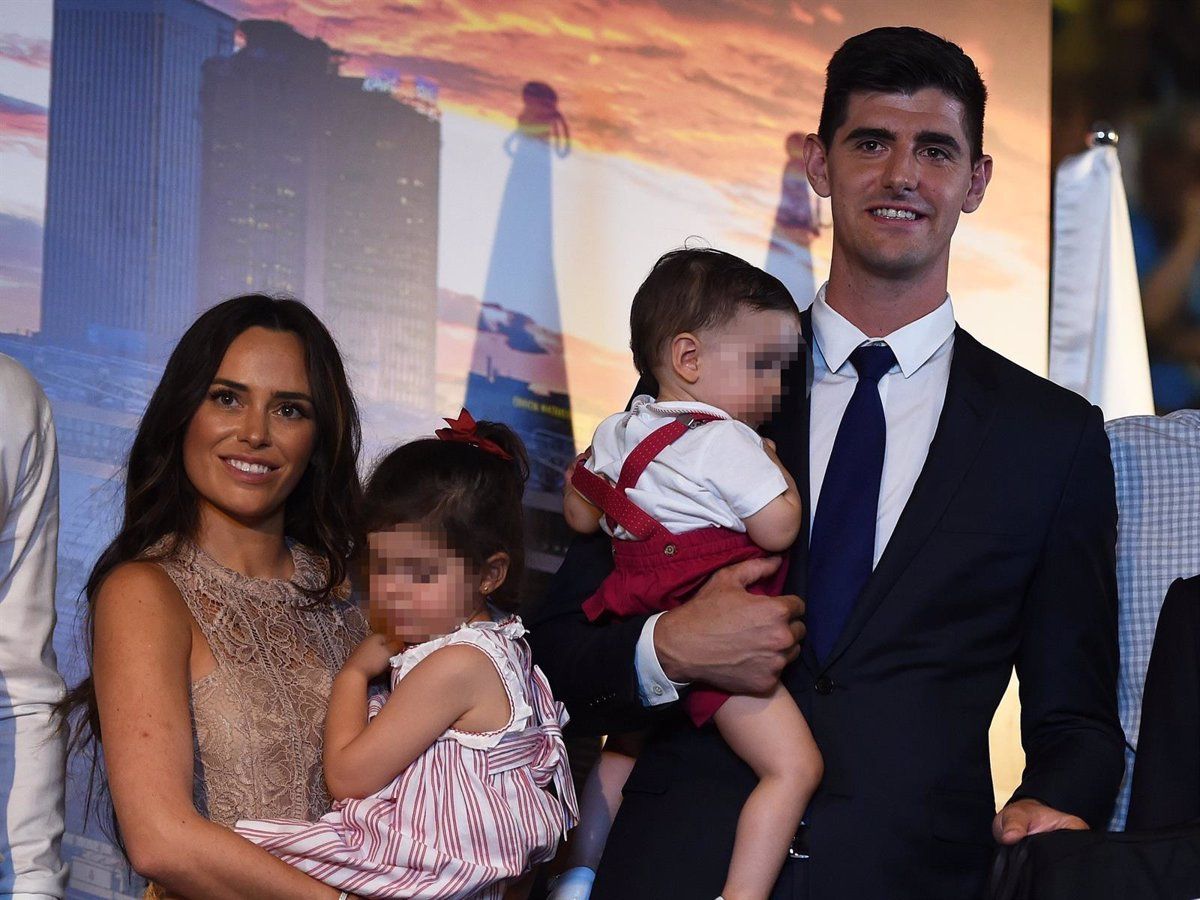 Courtois junto a su ex mujer y sus hijos