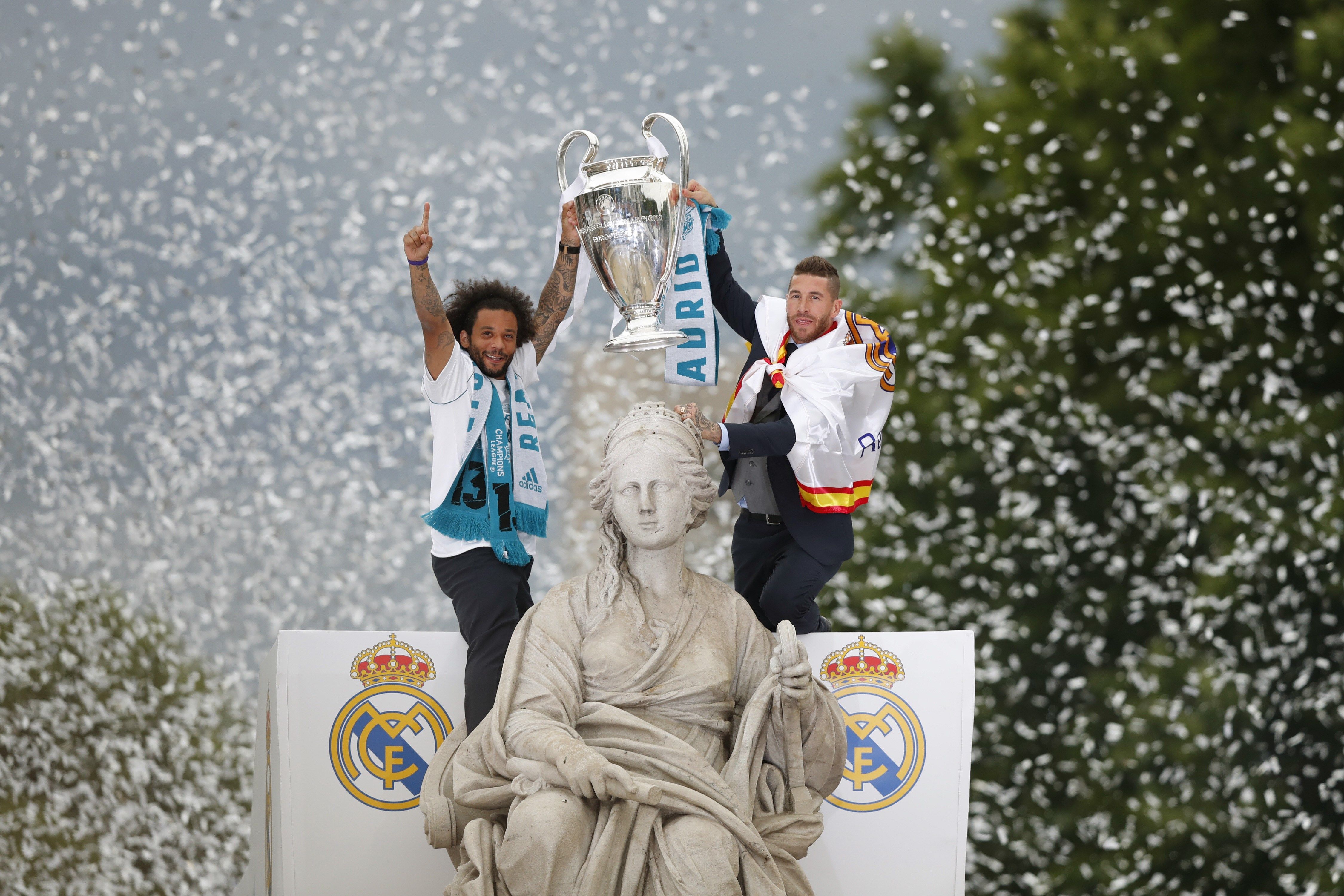 Marcelo y Sergio Ramos muestran a la Diosa la última Copa de Europa conquistada