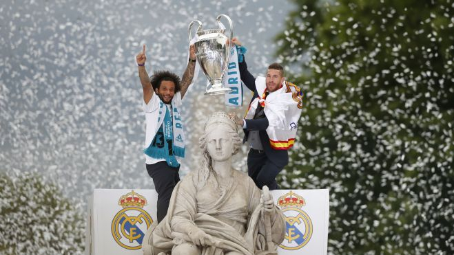 Marcelo y Sergio Ramos muestran a la Diosa la última Copa de Europa conquistada Marcelo y Sergio Ramos muestran a la Diosa la última Copa de Europa conquistada