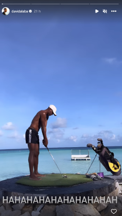 David Alaba jugando al golf
