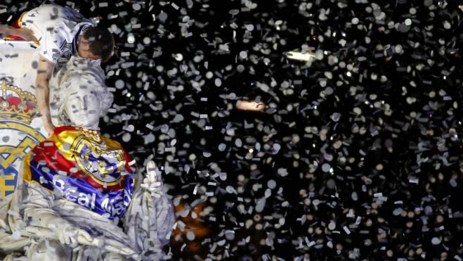 Casillas coloca la bandera a la Diosa