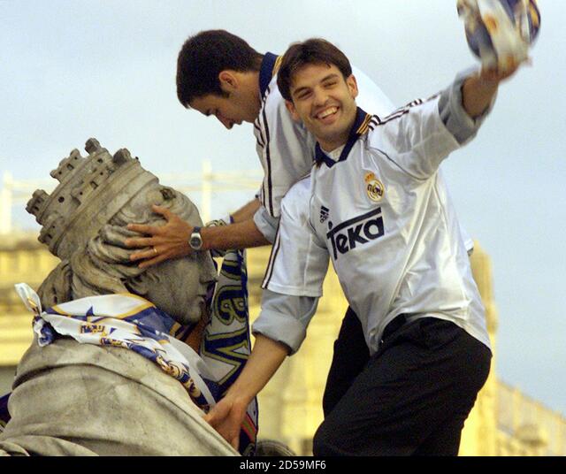 Morientes y Raúl con la Cibeles