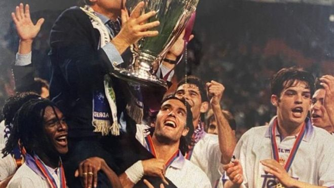 Lorenzo Sanz besa la Copa de Europa Lorenzo Sanz besa la Copa de Europa