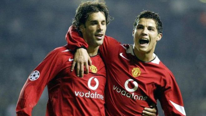 Van Nistelrooy y Cristiano Ronaldo, celebran un gol con el Manchester United