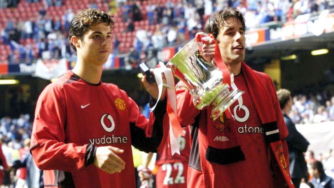 Cristiano Ronaldo y Van Nistelrooy celebrando un título con su afición