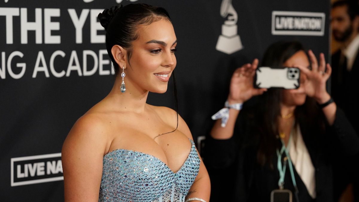 Georgina Rodríguez posa en un "photocall" de forma espectacular