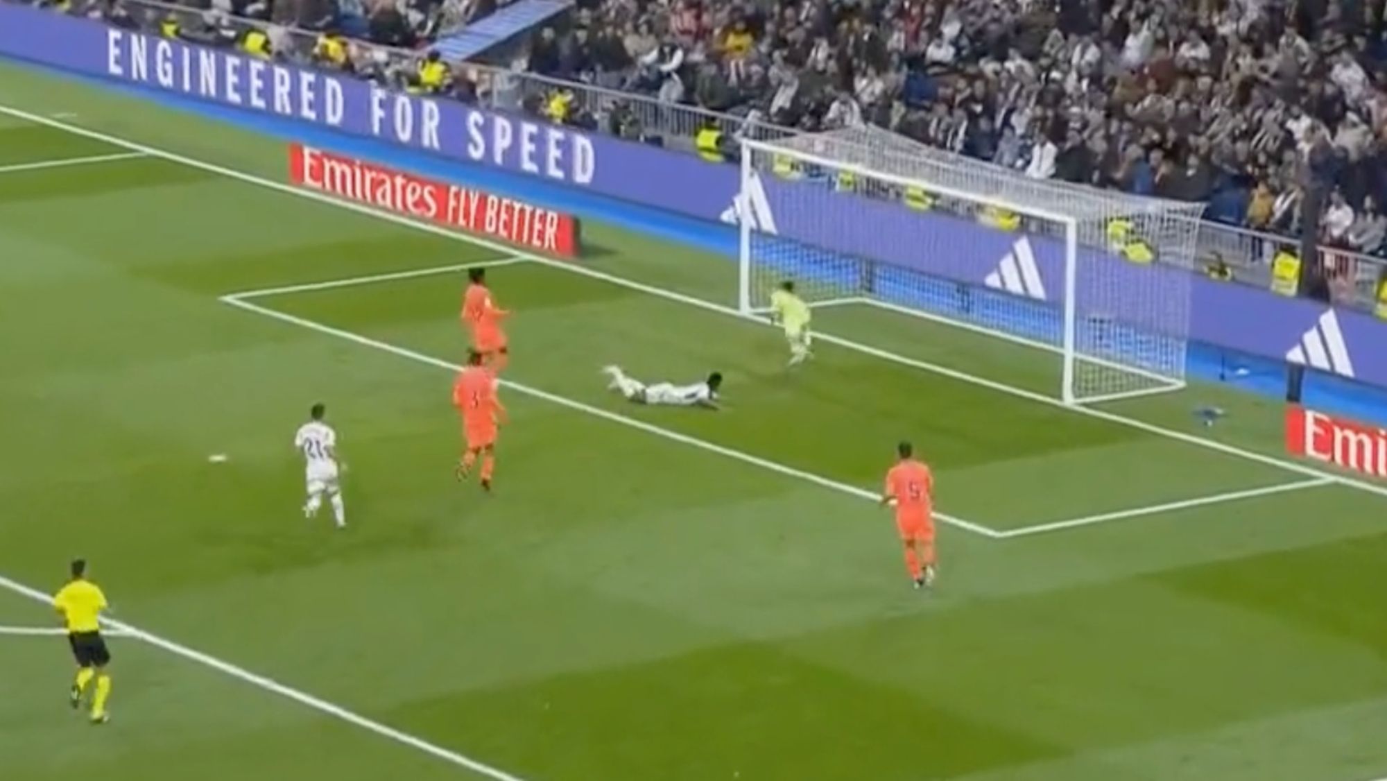 Vinicius manda a callar al Valencia tras los insultos con un gol de los raros: vean el 2-0 Vinicius manda a callar al Valencia tras los insultos con un gol de los raros: vean el 2-0