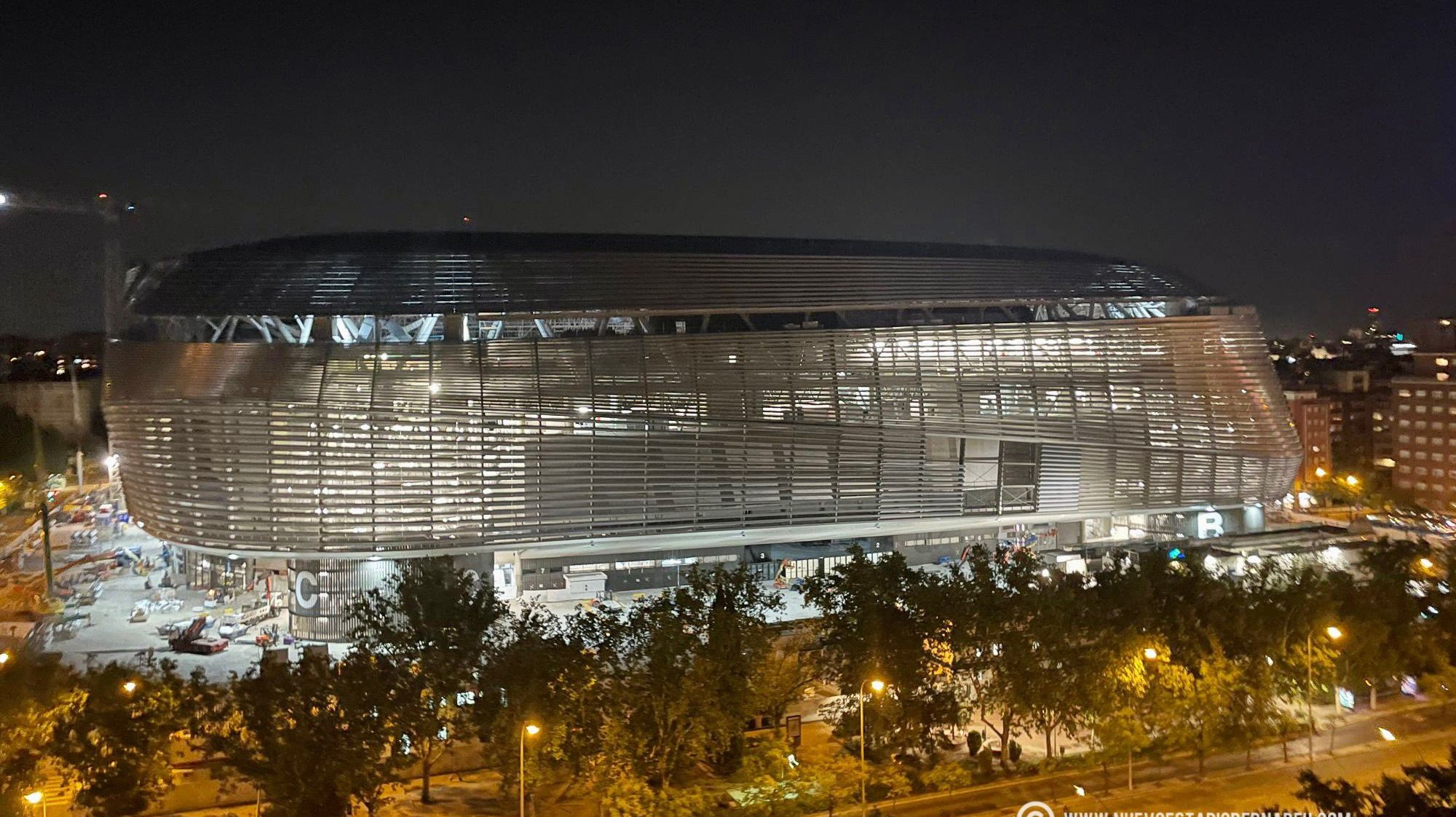 Así sería el nuevo Bernabéu si lo hubiese diseñado la inteligencia artificial Así sería el nuevo Bernabéu si lo hubiese diseñado la inteligencia artificial