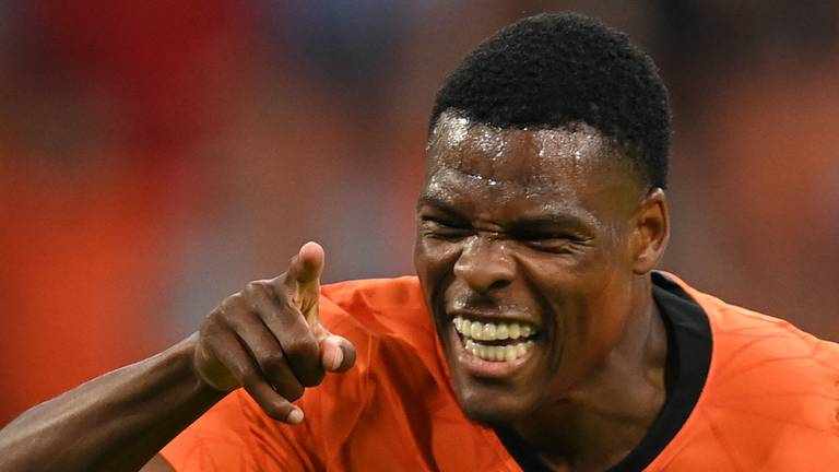 Denzel Dumfries celebra un gol con su selección