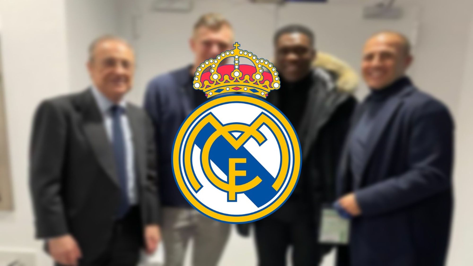 Florentino Pérez bajó al vestuario tras el partido contra el Nápoles se filtra la foto con 2 leyend Florentino Pérez bajó al vestuario tras el partido contra el Nápoles se filtra la foto con 2 leyend