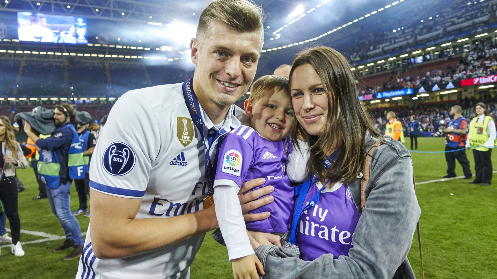 Tony Kroos posa junto a su mujer y su hijo con las camisetas del Real Madrid