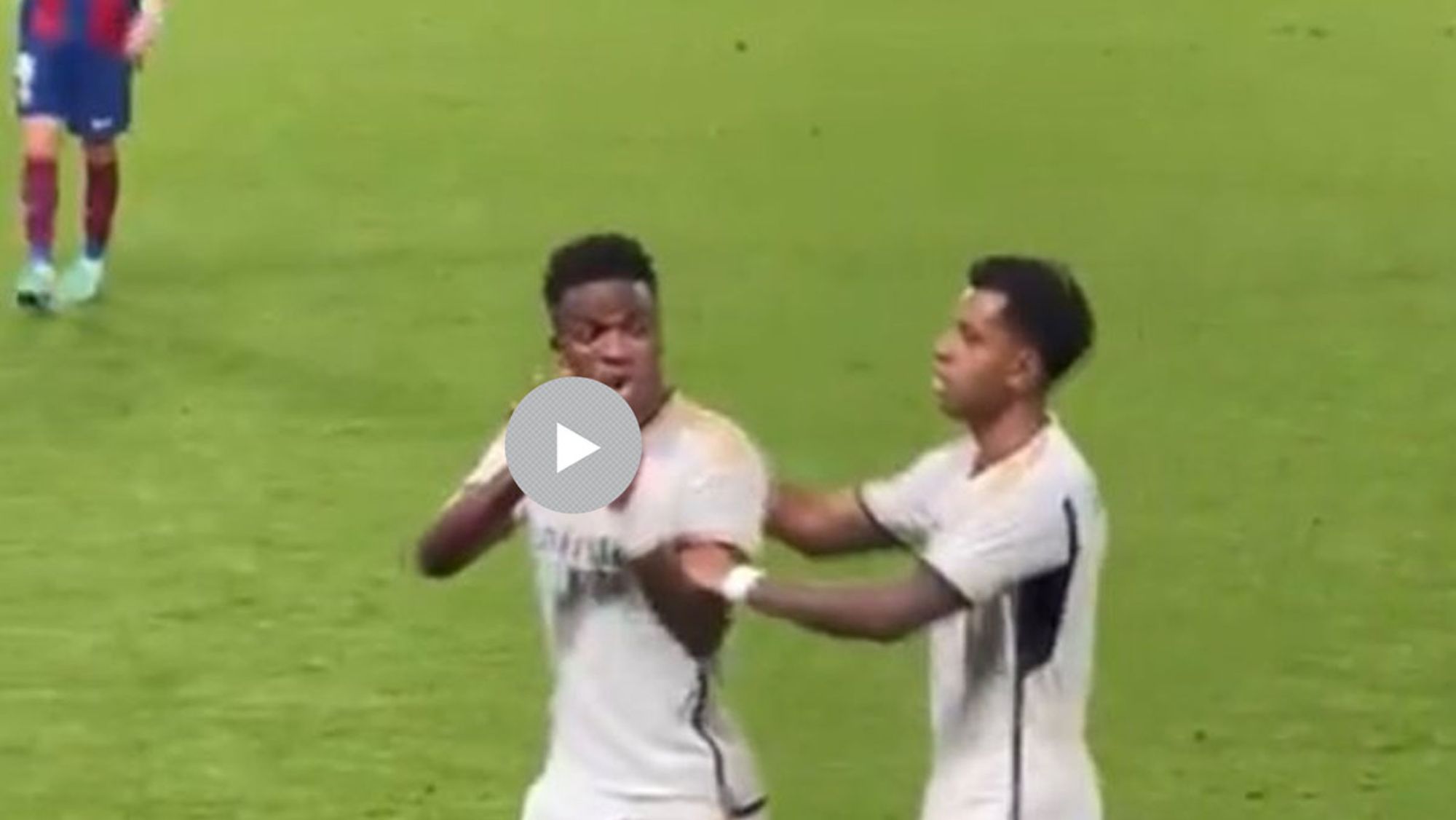 El gesto de Vinicius a los aficionados del Barça tras la goleada: “Toma…” El gesto de Vinicius a los aficionados del Barça tras la goleada: “Toma…”