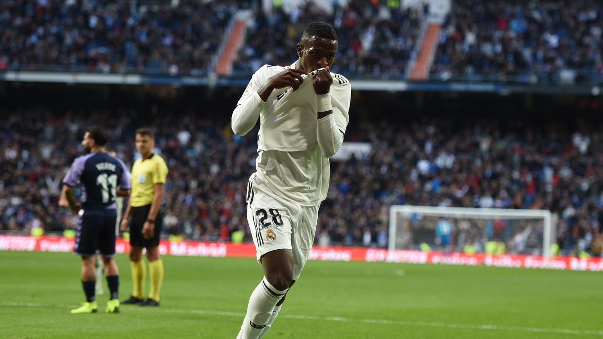 Vinicius Junior besa el escudo Vinicius Junior besa el escudo
