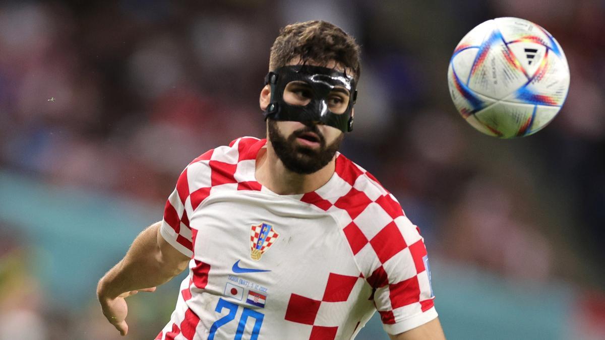 Gvardiol despejando un balón con Croacia Gvardiol despejando un balón con Croacia