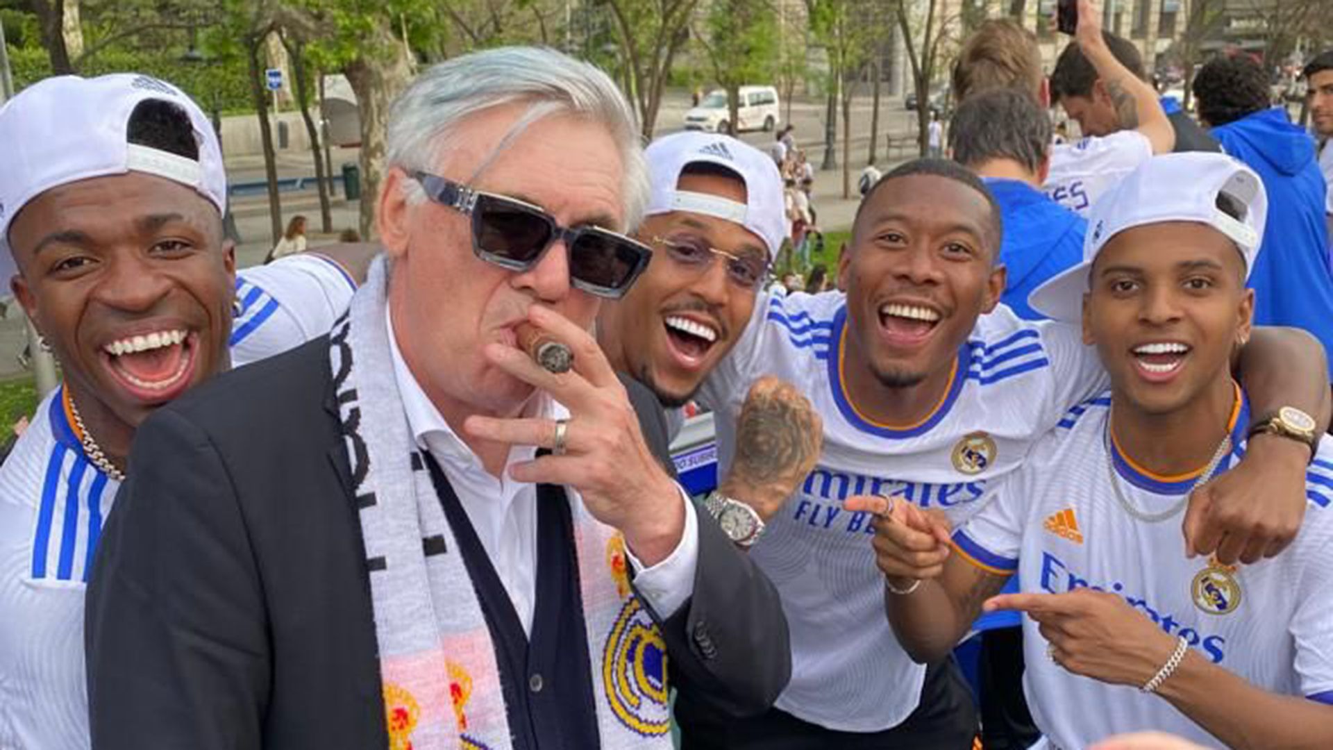 Carlo Ancelotti fumándose un puro en la celebración de la pasada temporada Carlo Ancelotti fumándose un puro en la celebración de la pasada temporada