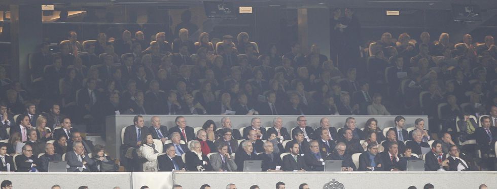 Florentino Pérez hace los honores en el palco del Real Madrid: él siempre es el primero