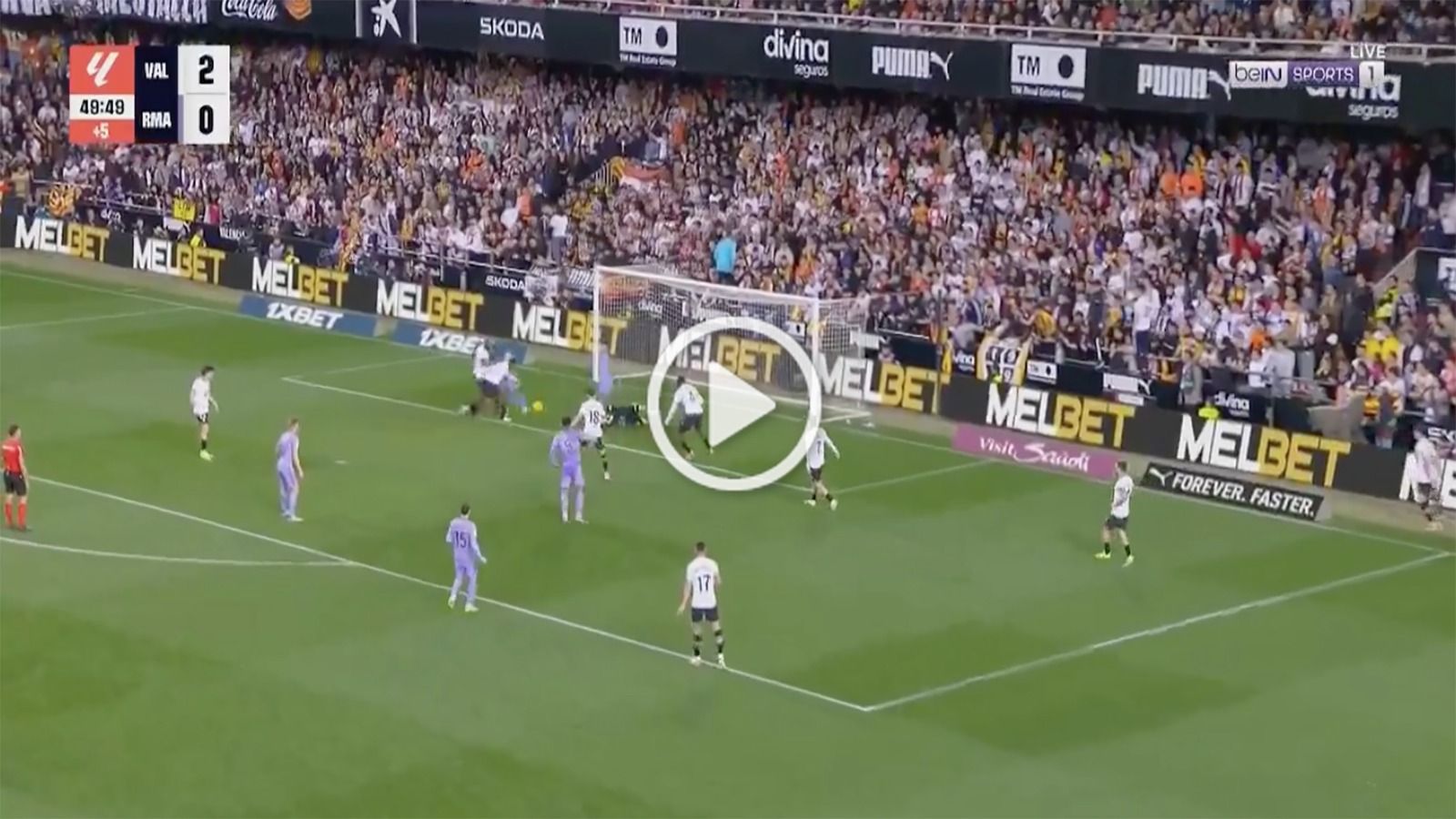 Vinicius mete al Madrid en el partido con un gol 'in extremis': silencia a Mestalla