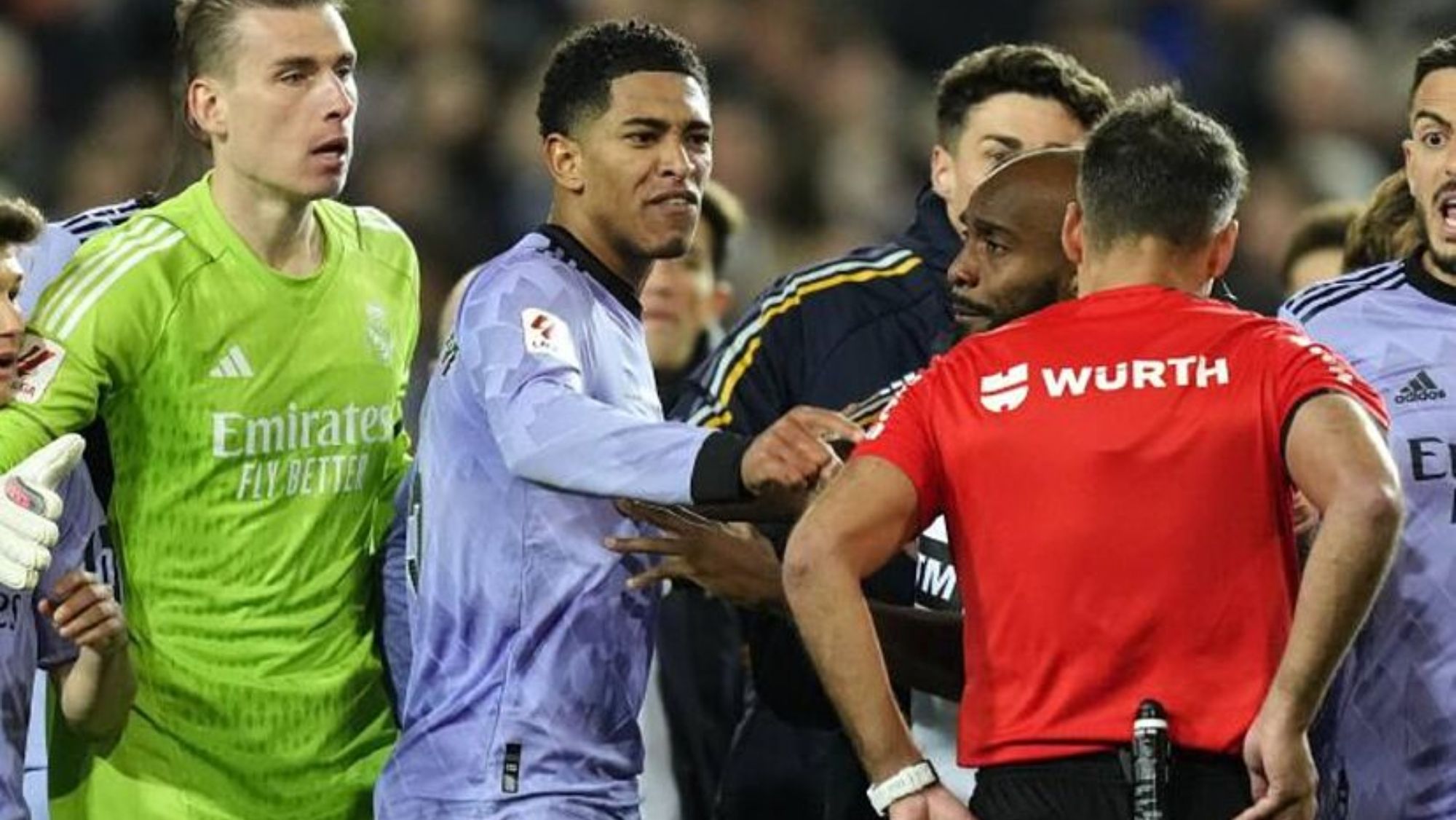 La frase de Bellingham al árbitro en Mestalla y que le costó la tarjeta roja:  “Es un p…”