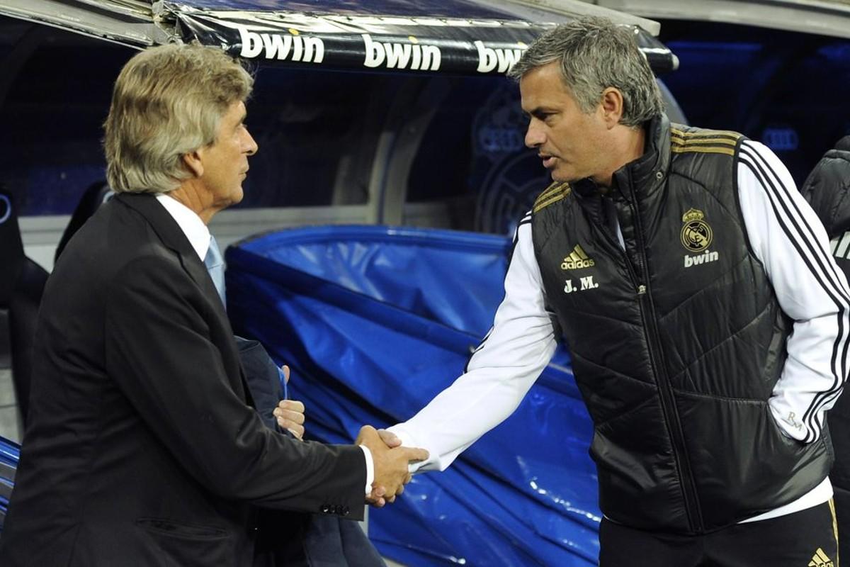 Pellegrini y Mourinho, ex entrenadores madridistas, dándose la mano en un Real Madrid-Málaga