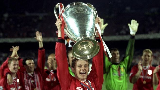 ole gunnar solskj r with the trophy in 1999