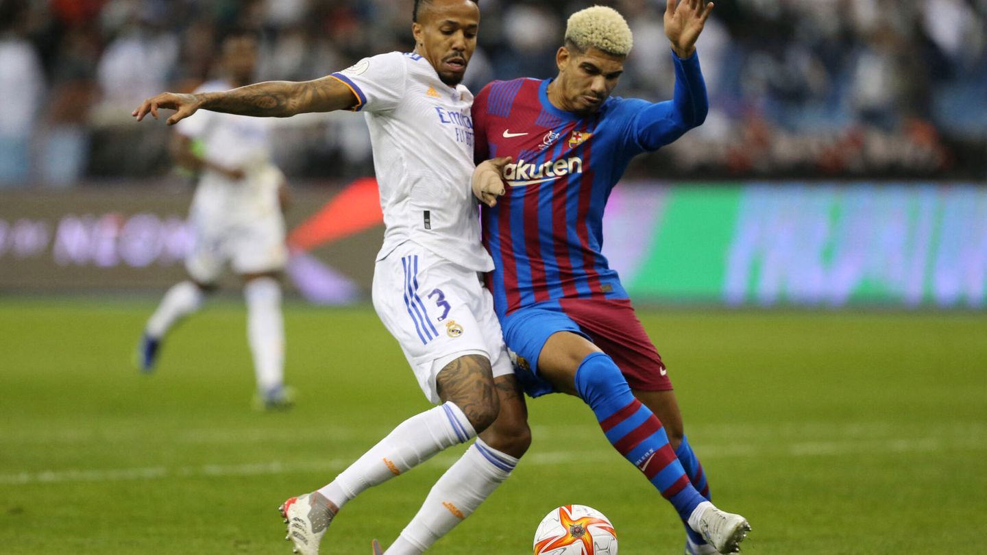 Militao Y Araujo disputan un balón en el clásico