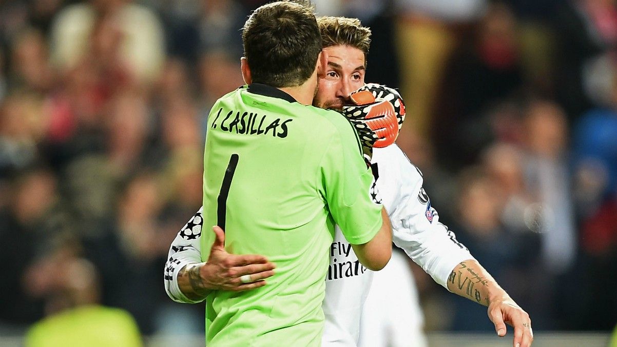 Sergio Ramos y Casillas se abrazan en el partido de la Décima 