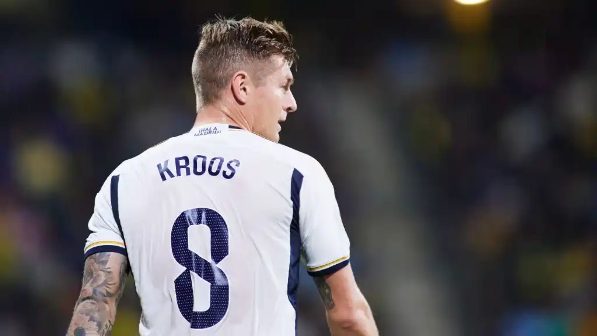Toni Kroos lo hace oficial y le entrega el dorsal 8 del Real Madrid: "Te lo mereces"