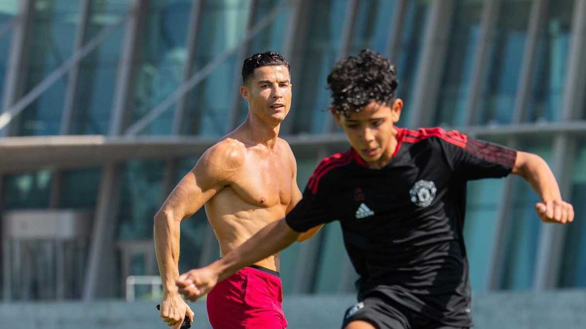 El hijo de Cristiano se está saliendo en el fútbol como su padre 