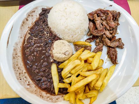 Frijoles negros, arroz, patatas fritas y carne