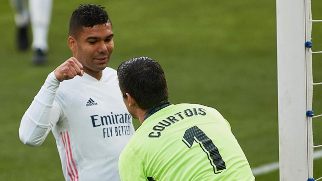 Courtois y Casemiro en un partido con el Real Madrid en la pasada temporada