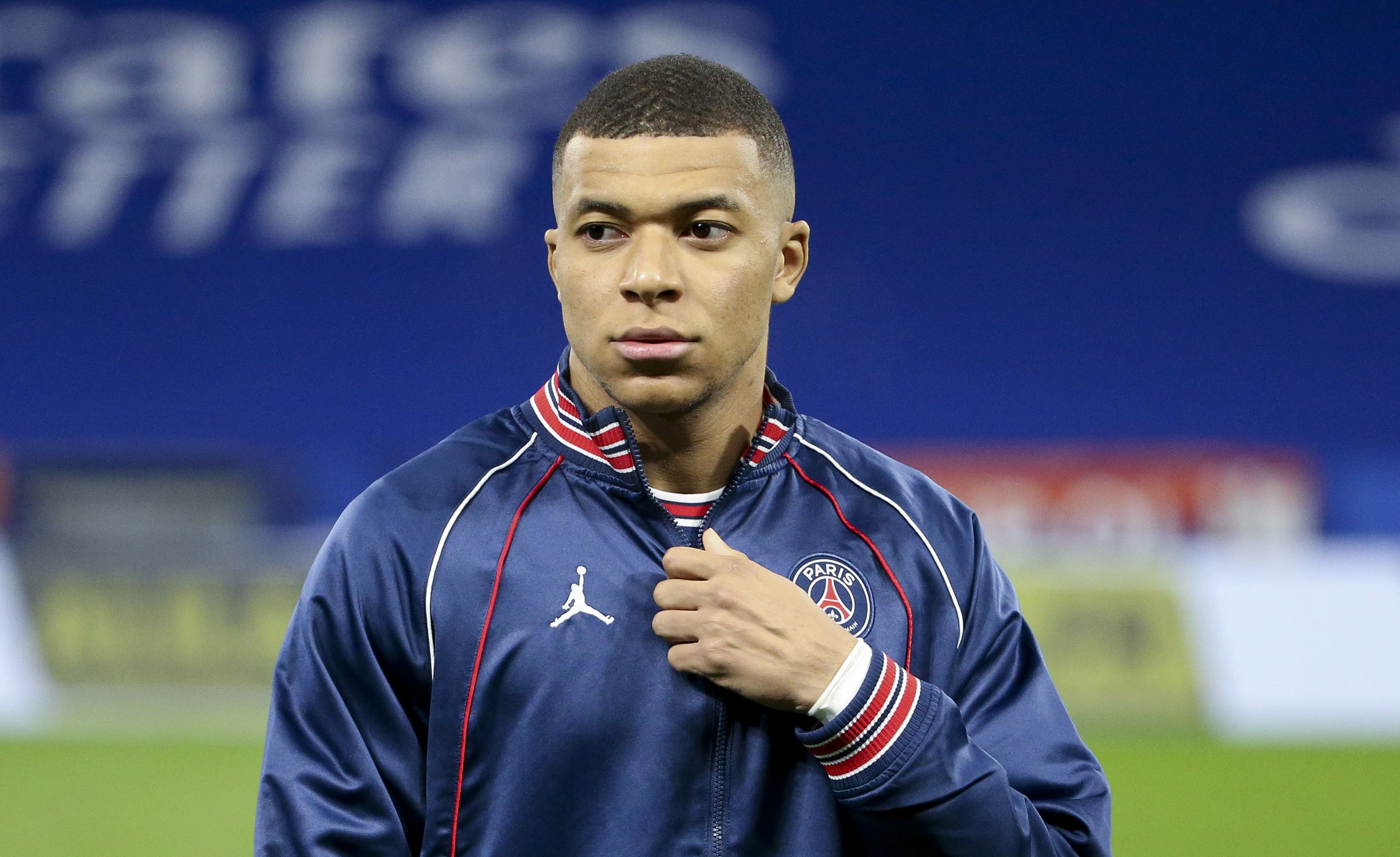 Kylian Mbappé con varios patrocinadores de prestigio