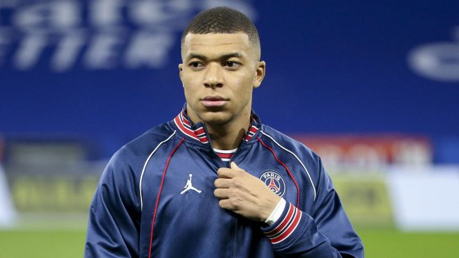 Kylian Mbappé con varios patrocinadores de prestigio