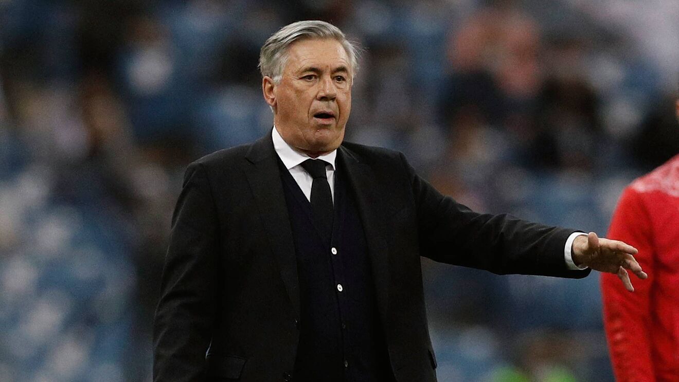Carlo Ancelotti dando indicaciones 