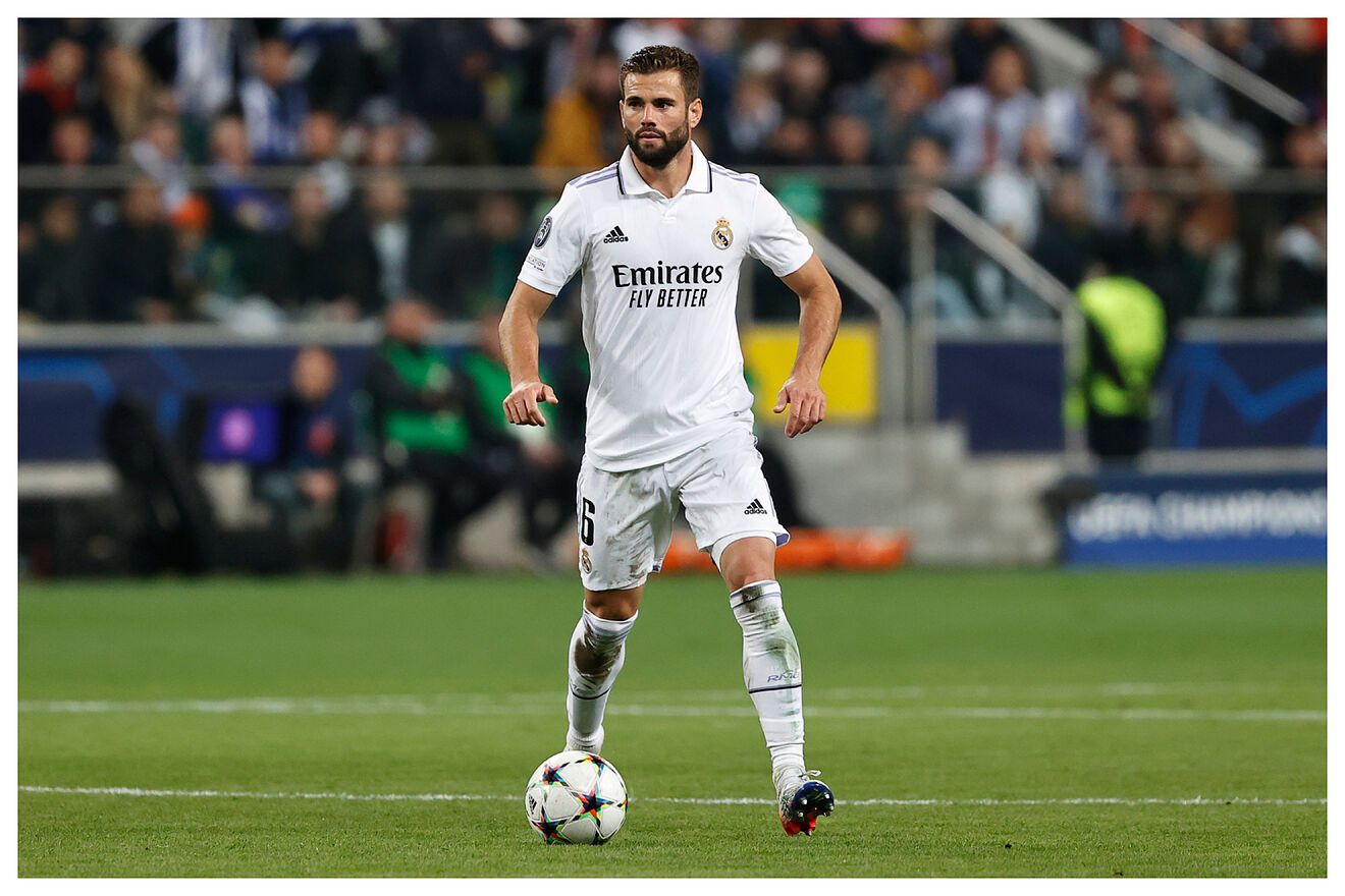 Nacho Fernández controla el esférico esta temporada