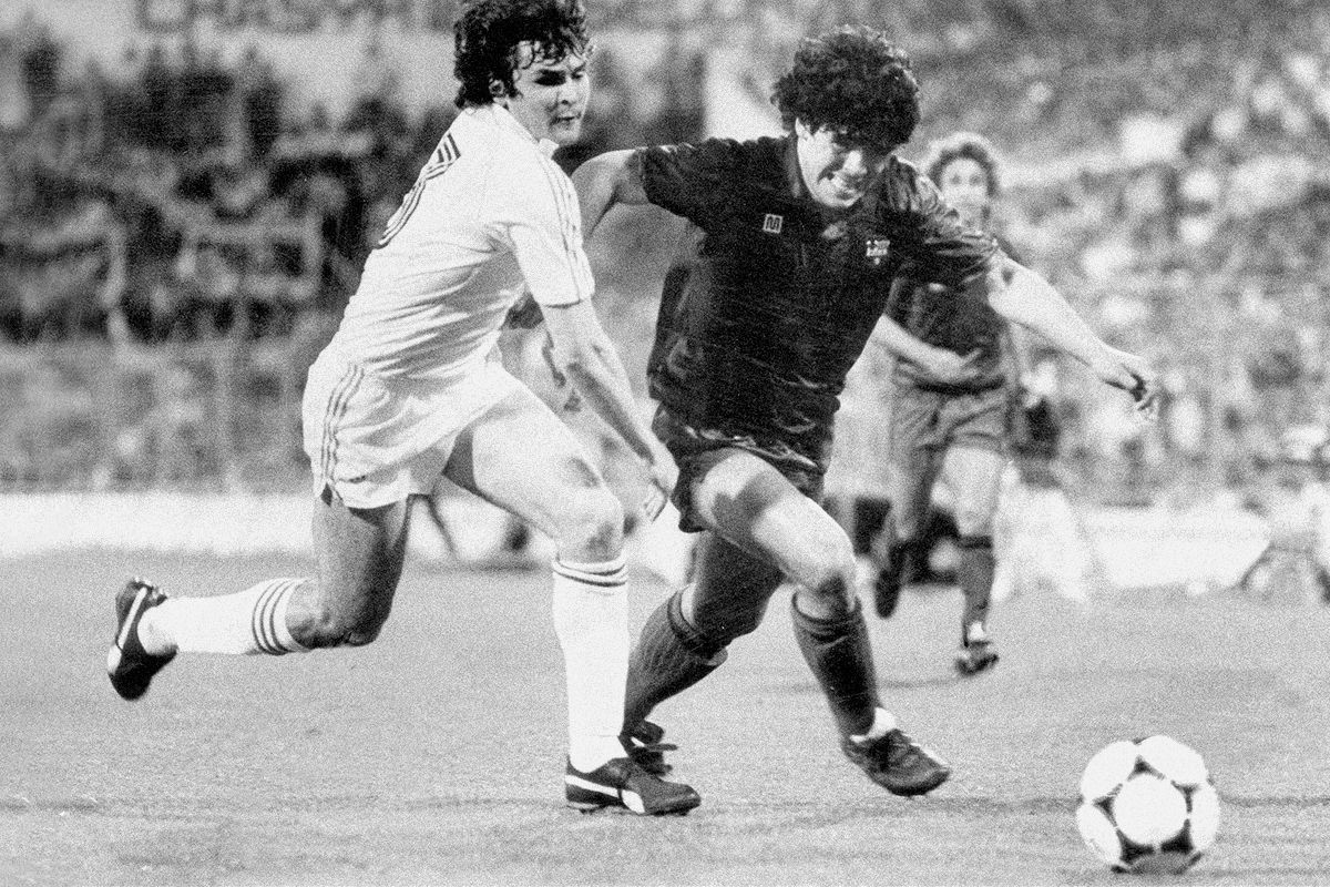 José Antonio Camacho defendiendo a Maradona