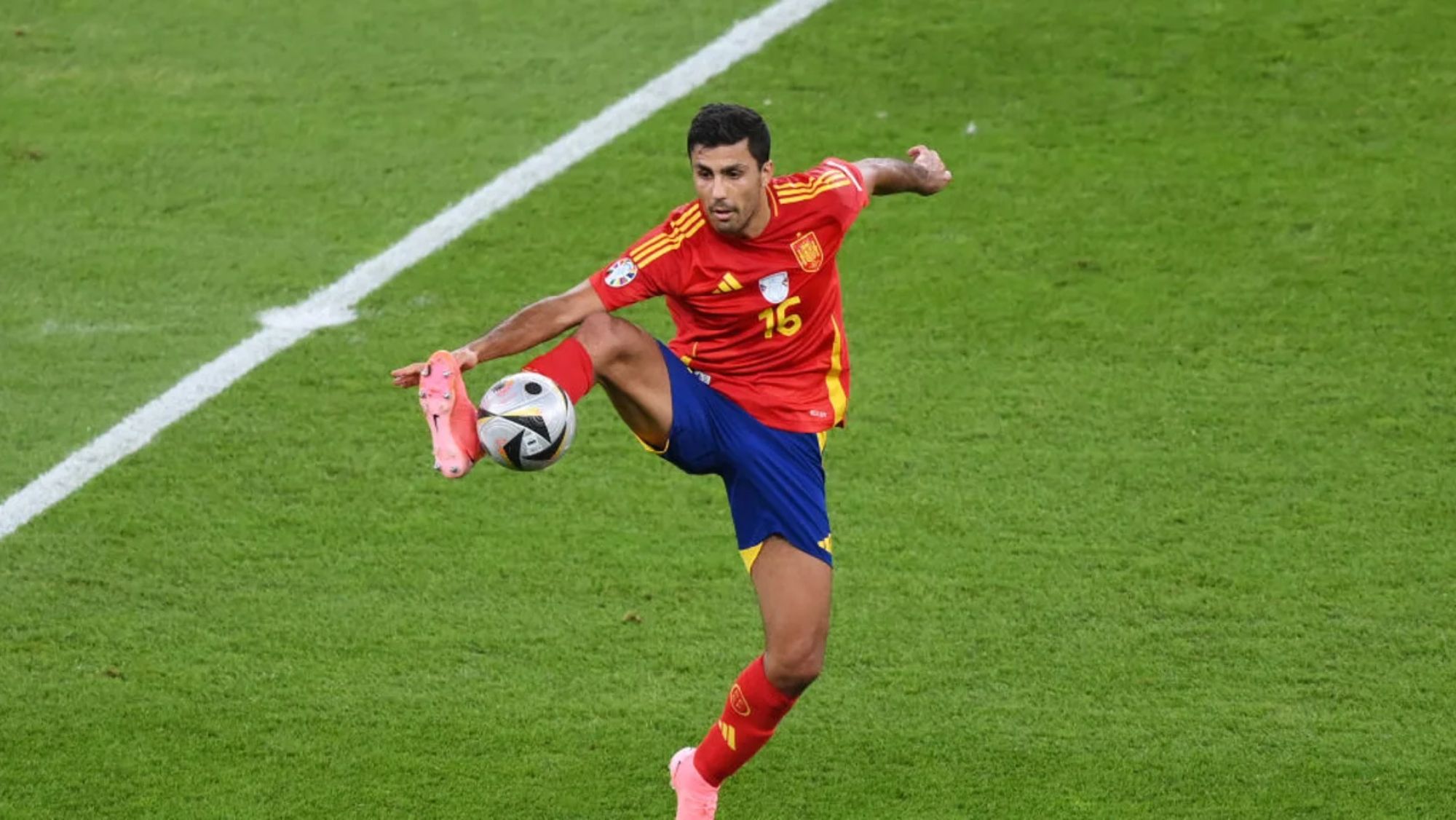 Rodri, en un partido con la Selección española.