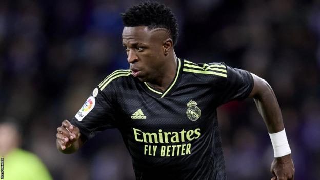 Vinicius Jr controla el esférico 