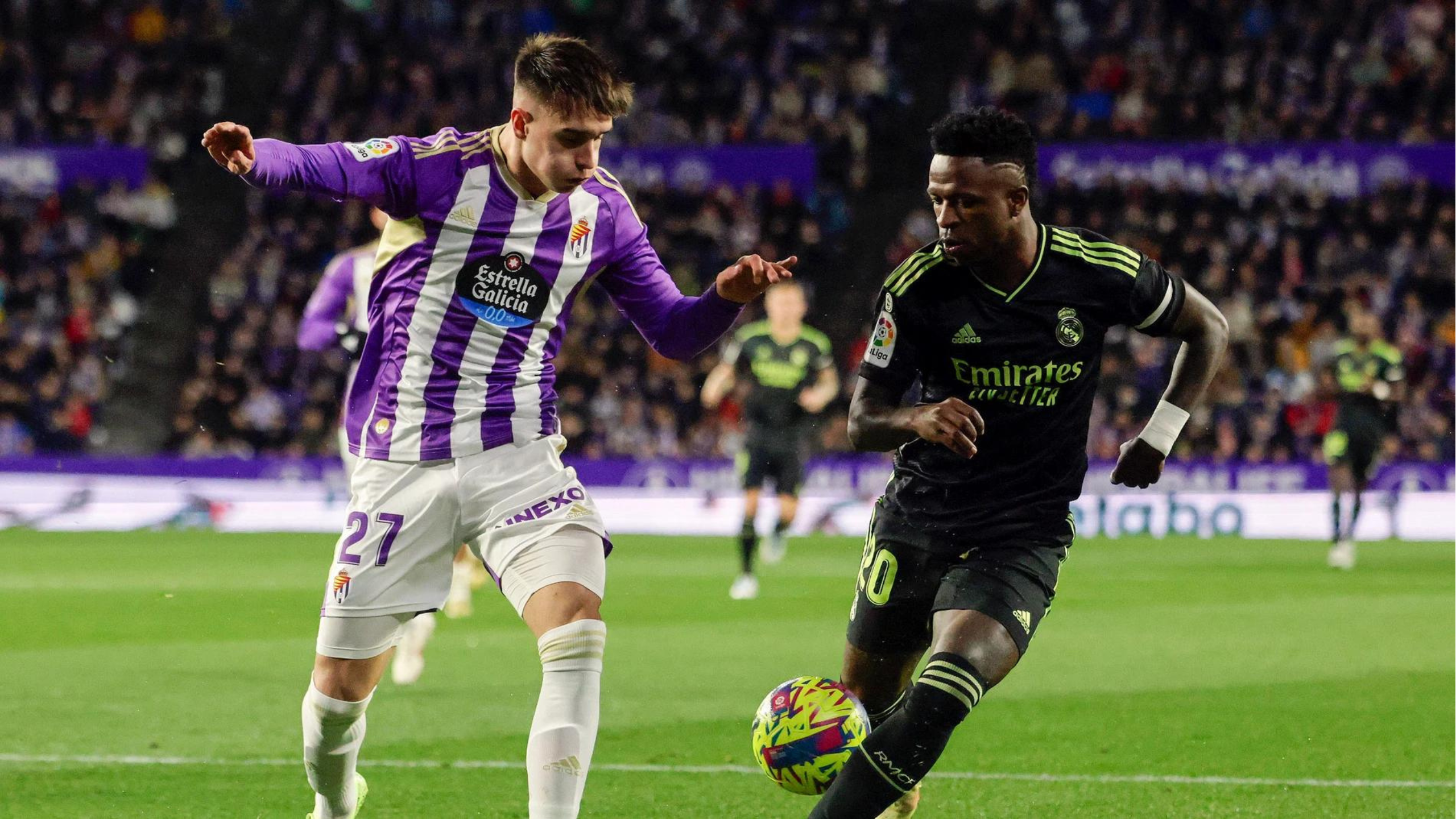 Vinicius peleaba un balón en Pucela