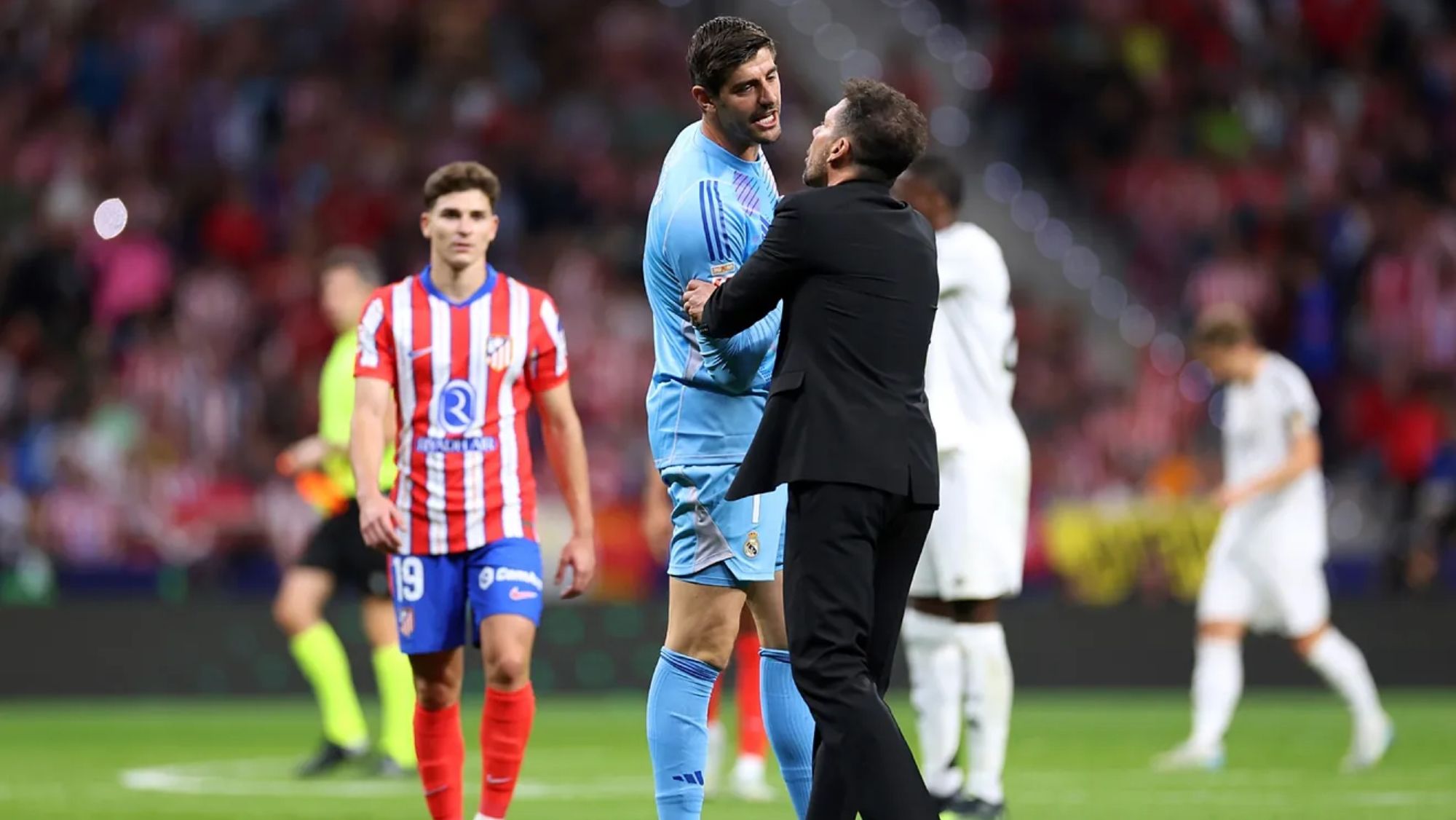 Thibaut Courtois y Diego Pablo Simeone, discutiendo en el Metropolitano, el pasado domingo. Thibaut Courtois y Diego Pablo Simeone, discutiendo en el Metropolitano, el pasado domingo.