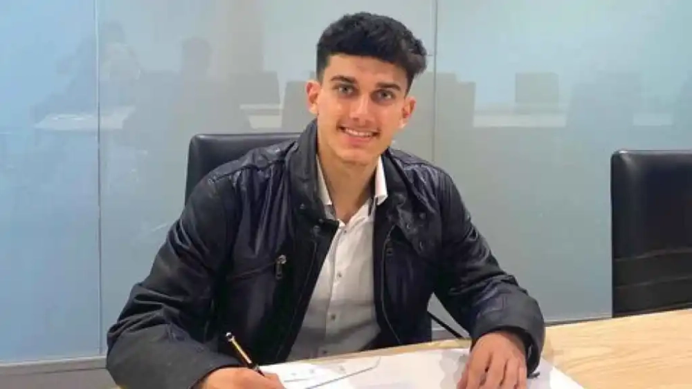 José Reyes firmando un contrato con el Real Madrid. José Reyes firmando un contrato con el Real Madrid.