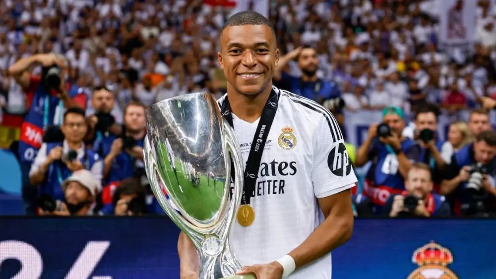 Kylian Mbappé, con la Supercopa de Europa, su primer título con el Madrid. Kylian Mbappé, con la Supercopa de Europa, su primer título con el Madrid.
