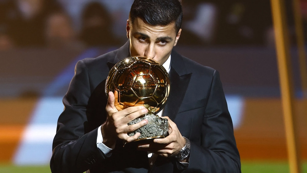 Rodri Hernández besando su Balón de Oro. Rodri Hernández besando su Balón de Oro.