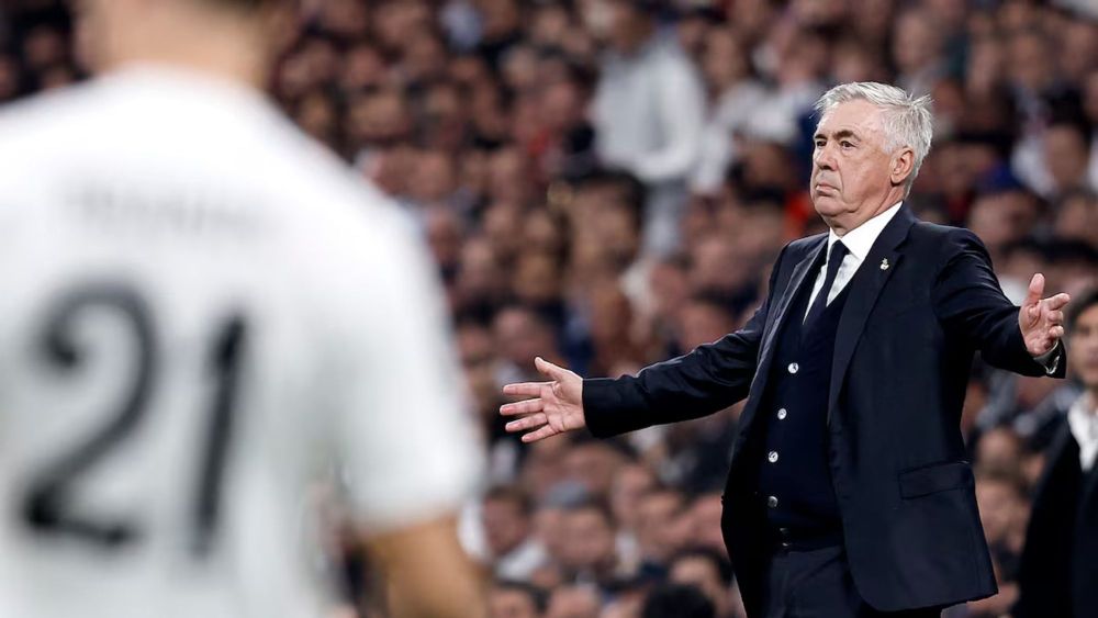 Carlo Ancelotti, durante un momento del partido entre el Real Madrid y el Milan de este martes en el Bernabéu. Carlo Ancelotti, durante un momento del partido entre el Real Madrid y el Milan de este martes en el Bernabéu.