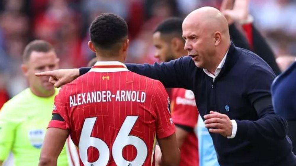Arne Slot, dando instrucciones a Trent Alexander-Arnold, durante un partido de esta campaña. Arne Slot, dando instrucciones a Trent Alexander-Arnold, durante un partido de esta campaña.