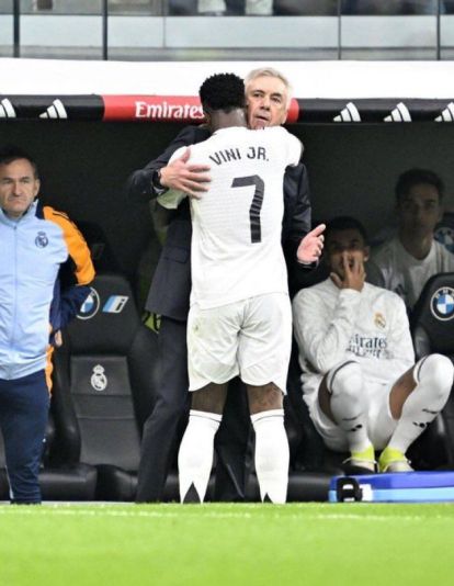 Abrazo entre Vinícius y Ancelotti. Abrazo entre Vinícius y Ancelotti.