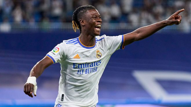 Camavinga, el rey de la celebración en el Bernabéu: show a la salida del estadio Camavinga, el rey de la celebración en el Bernabéu: show a la salida del estadio