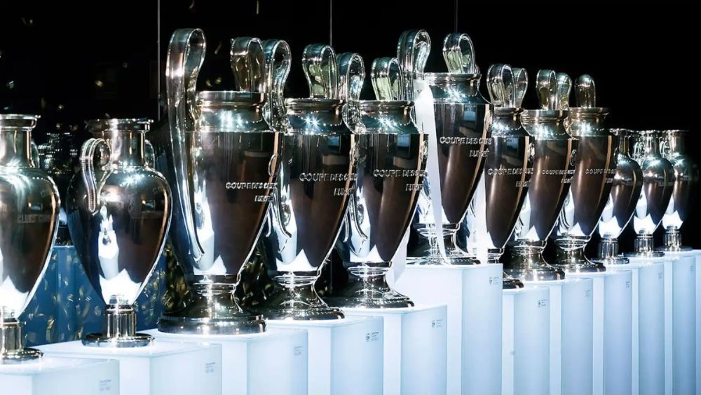 Varias de las Copas de Europa que tiene el Real Madrid, en su sala de trofeos en el Santiago Bernabéu. Varias de las Copas de Europa que tiene el Real Madrid, en su sala de trofeos en el Santiago Bernabéu.