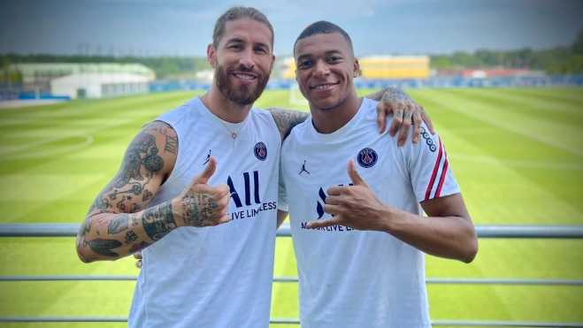 Sergio Ramos y Kylian Mbappé en el PSG
