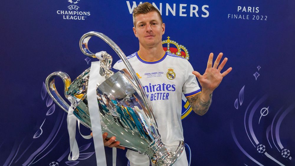 Toni Kroos, posando con la 14ª Copa de Europa del Madrid y la quinta (de seis) para él. Toni Kroos, posando con la 14ª Copa de Europa del Madrid y la quinta (de seis) para él.